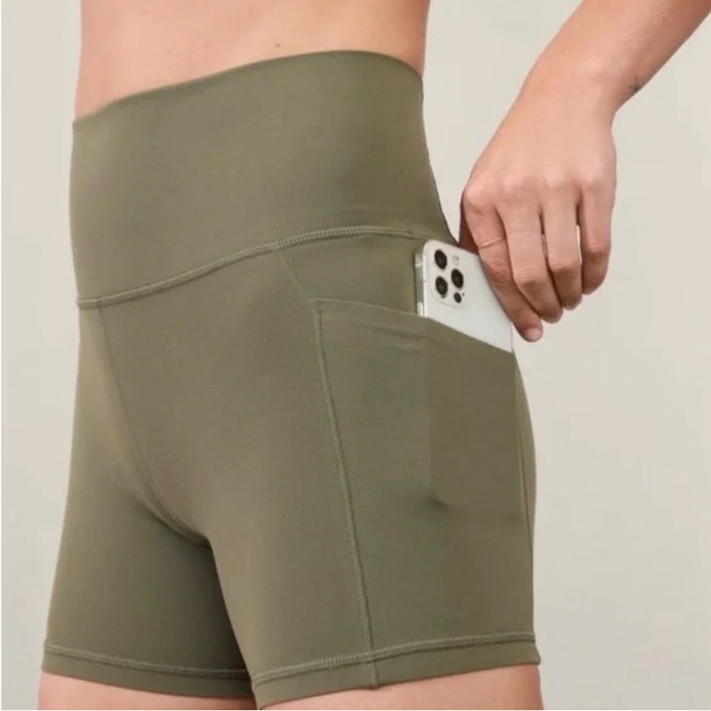 Athleta Salutation Stash High Rise 5" Short Moss Size Medium - Picture 2 of 8